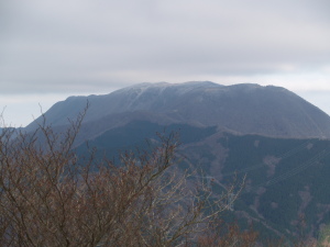 2012.12銚子岳からの御池岳盛上りが丸山で前面が捜索範囲の南西面