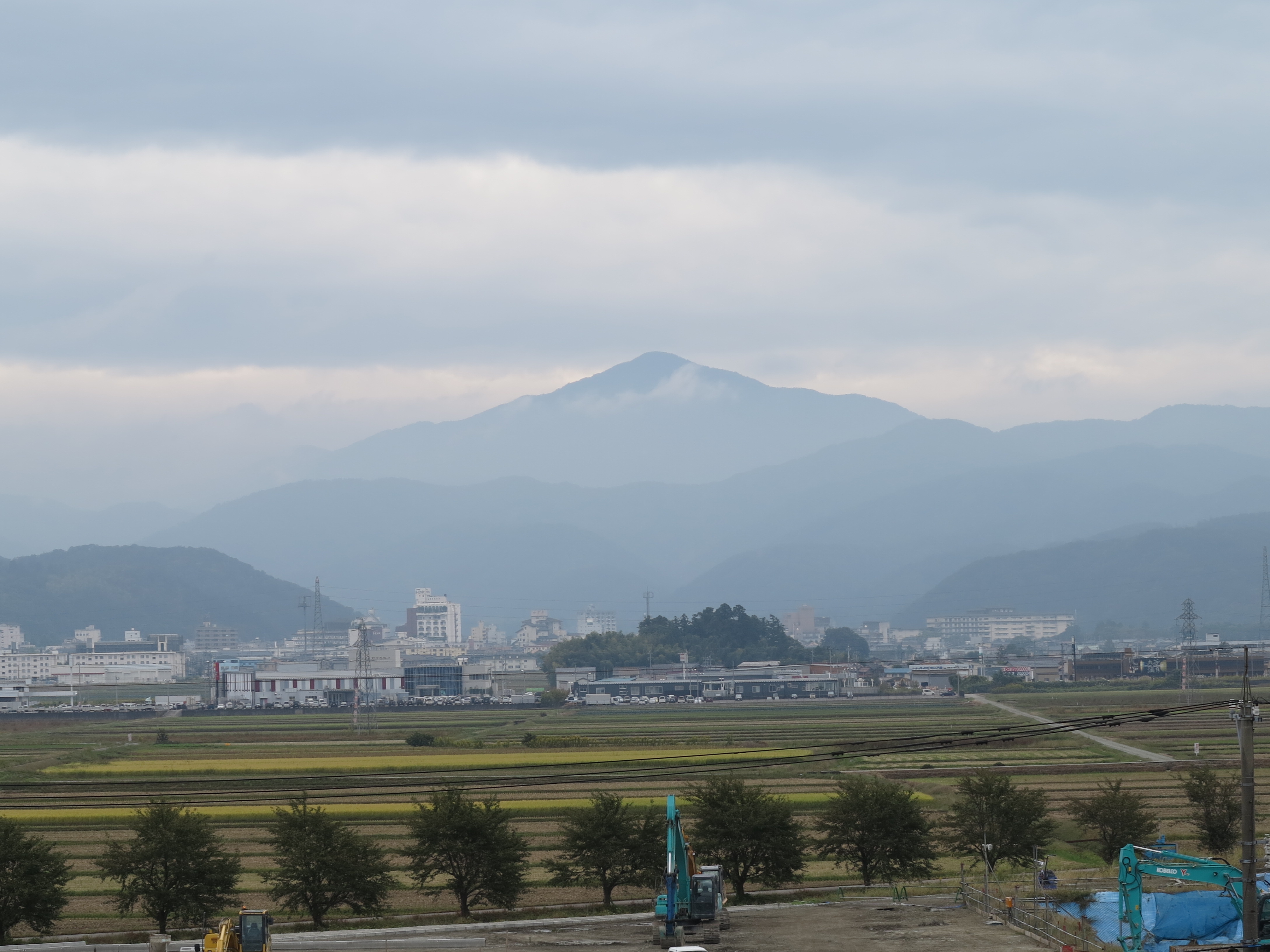 加賀温泉駅に近いスーパーの屋上から富士写ヶ岳を眺める