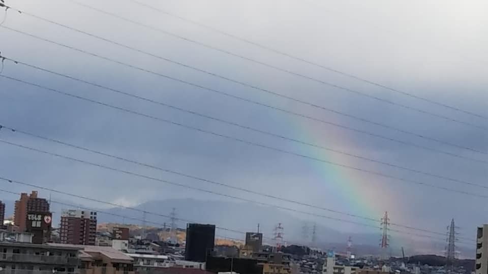 自宅の窓からの遠景です。冬の虹と猿投山です。